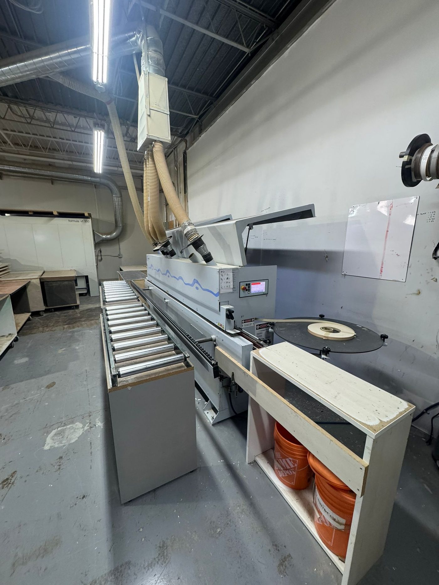 Automatic edgebander with edge-tape spool in the WorkspacePlus shop