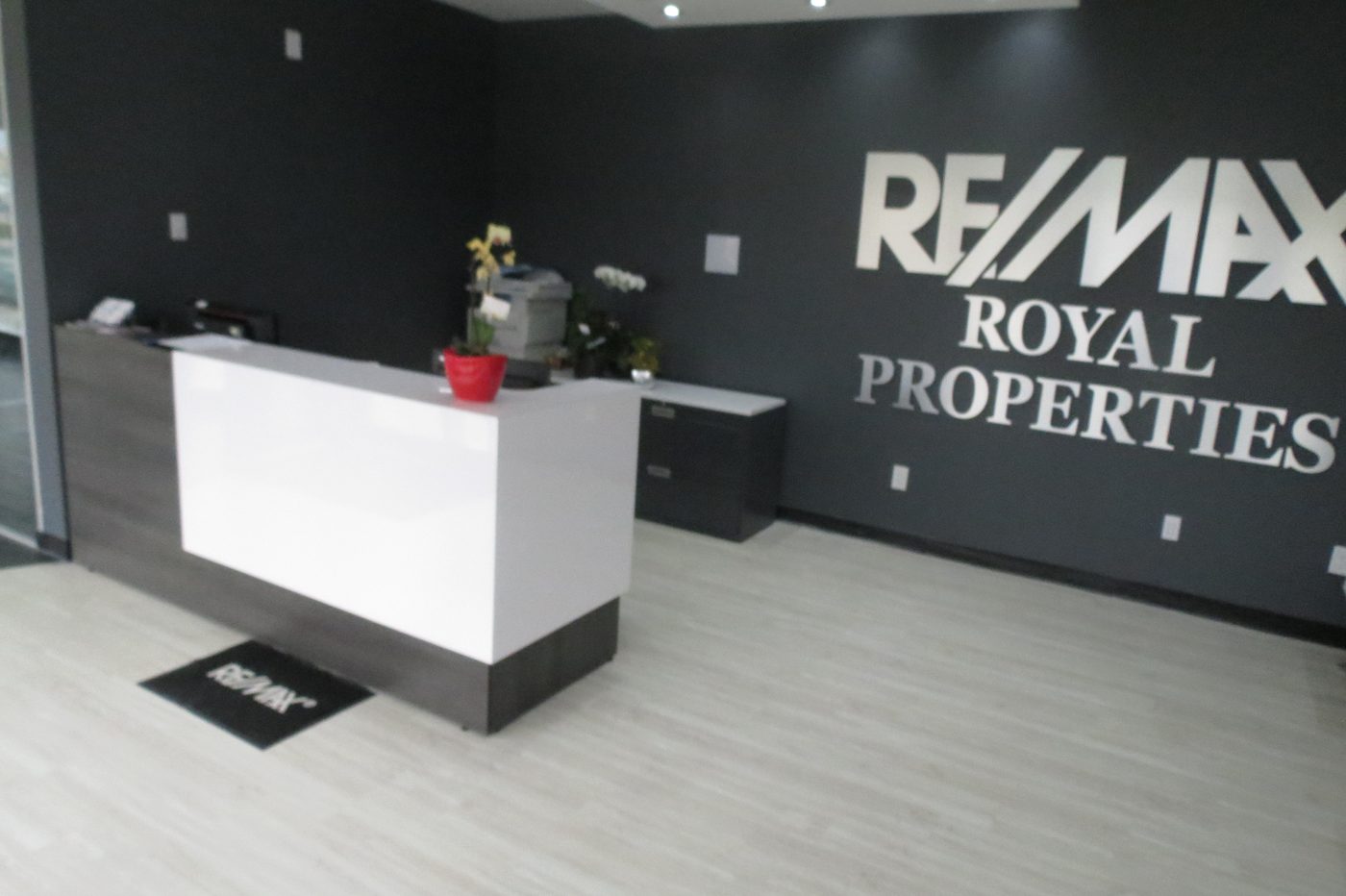 RE/MAX Royal — Reception + branding